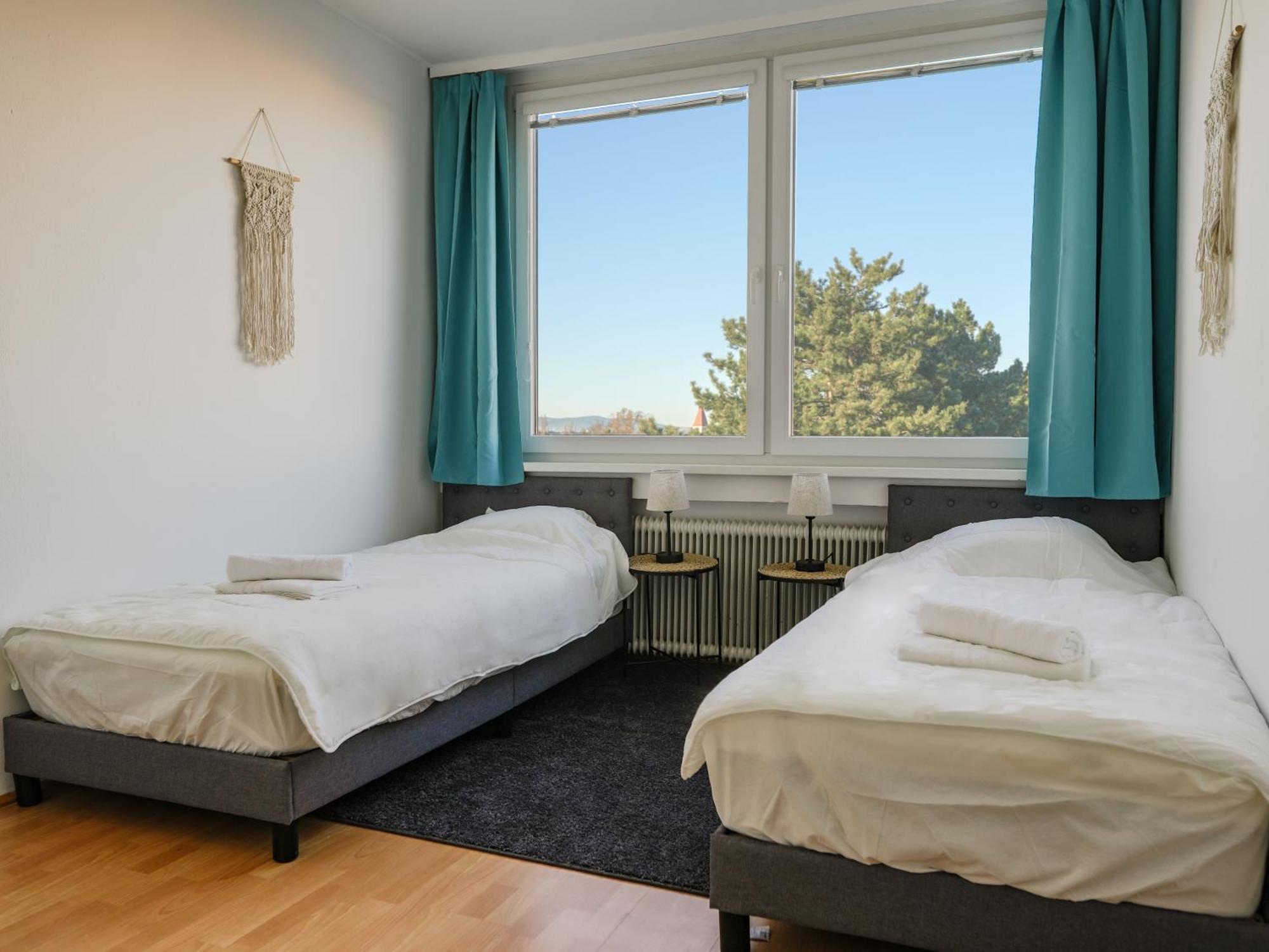 Spacious Apartments With View & Free Parking วีเนอร์นอยชตัดท์ ภายนอก รูปภาพ