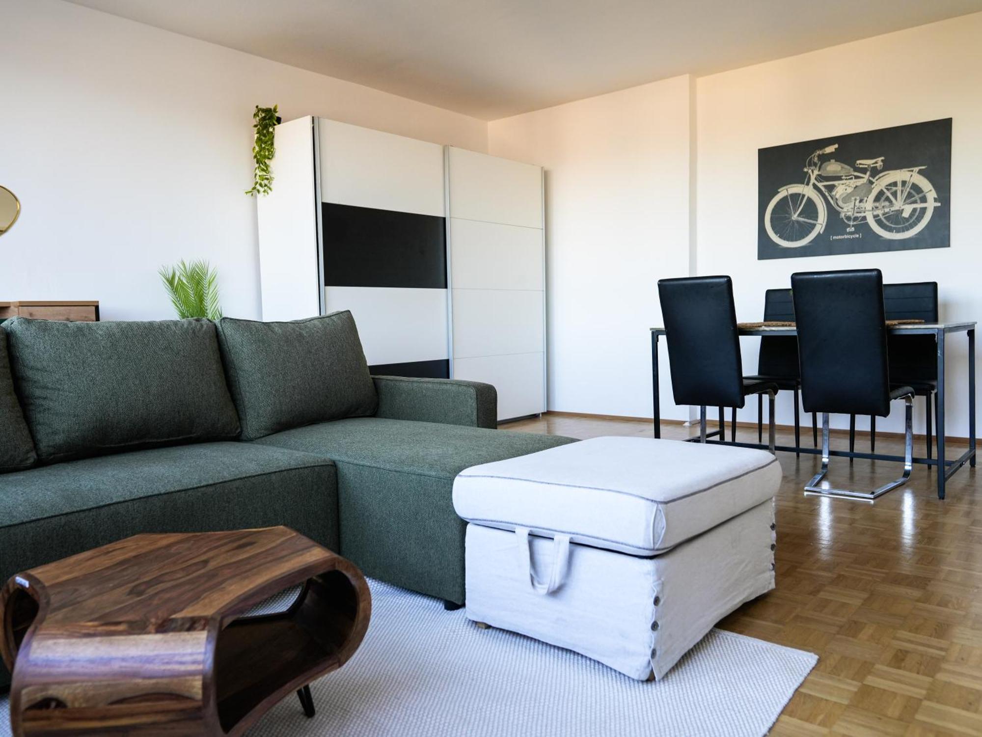 Spacious Apartments With View & Free Parking วีเนอร์นอยชตัดท์ ภายนอก รูปภาพ